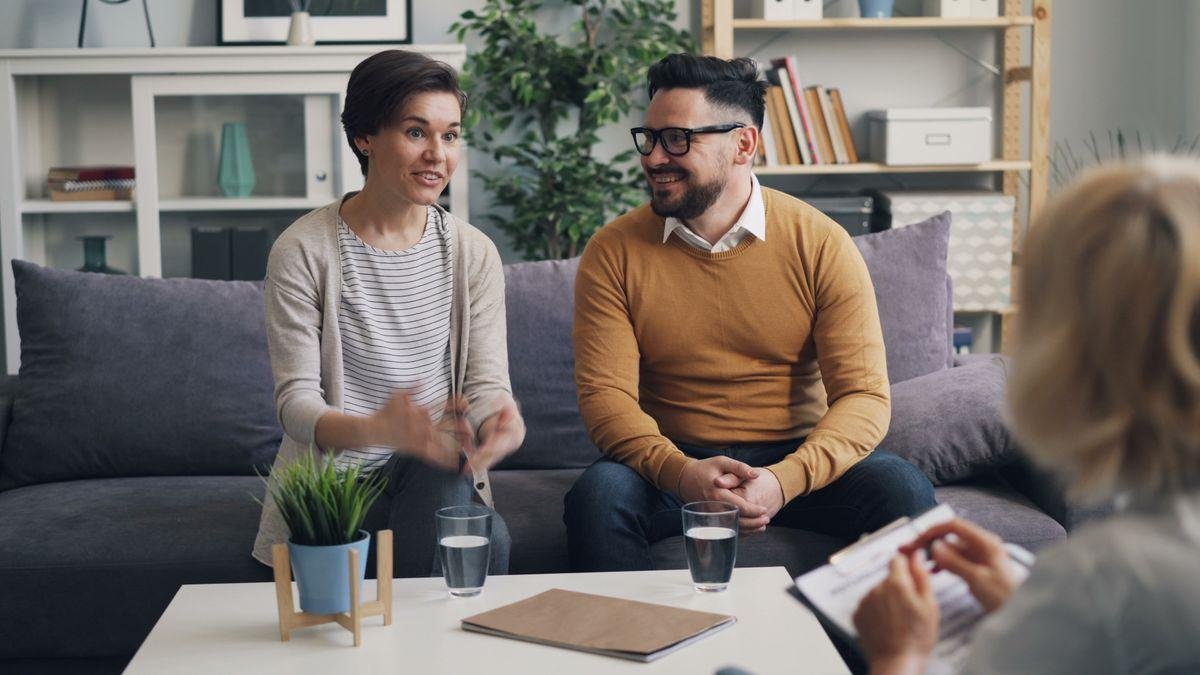 How to Know If Your Therapist Is the Right Fit 1 Client and psychologist building rapport during a therapy session