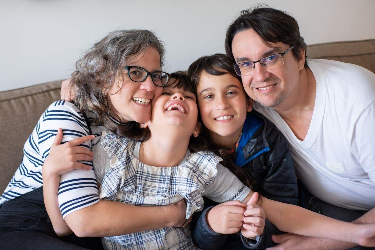 When to Consider Family Therapy — and How to Bring It Up 1 Family sitting together on a sofa talking with a family therapist